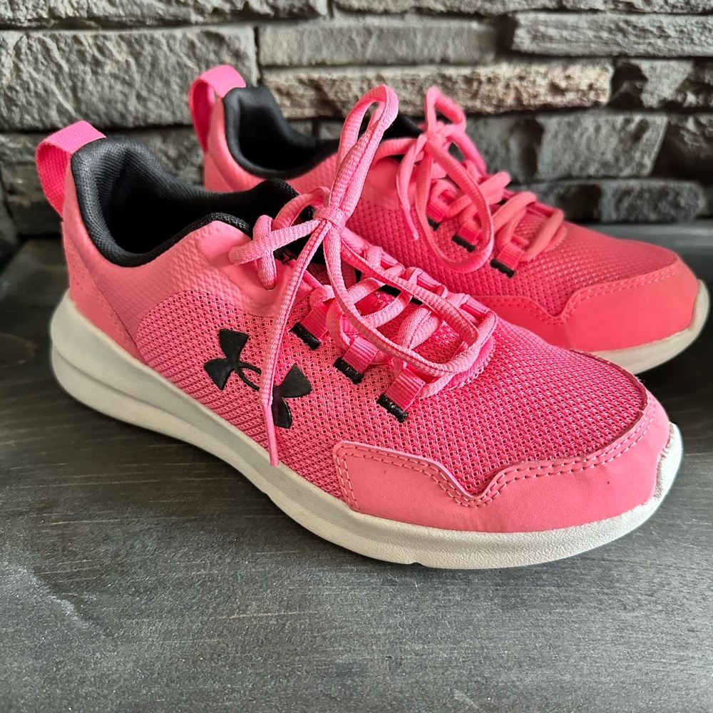 🎈Host Pick🎈 Under Armour ladies pretty pink sneakers 👟